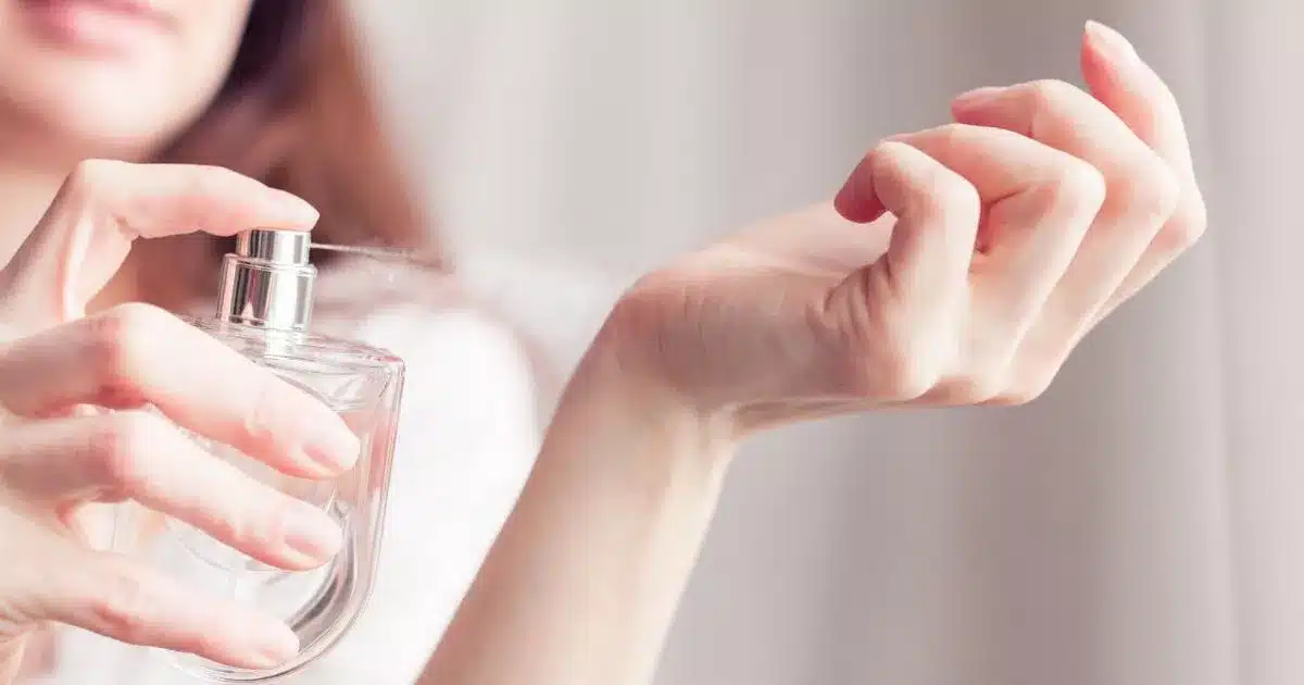 Nicht auf die Handgelenke oder den Hals auftragen oder sprühen: Das ist das einfache Geheimnis, wie man dafür sorgt, dass der Duft des Parfüms von morgens bis abends anhält.