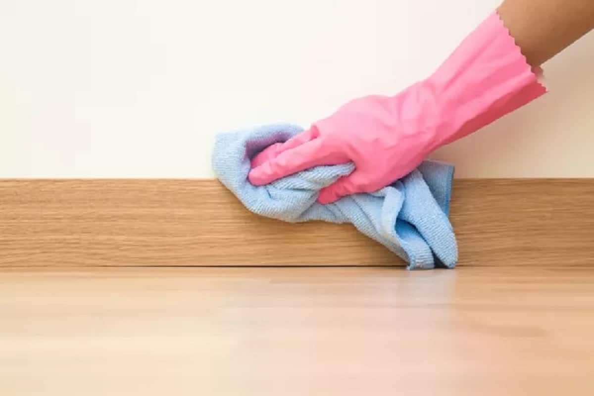 Ständig staubige Fußleisten: Hören Sie auf, sie sinnlos abzuwischen, denn mit einem Reinigungsmittel lässt sich diese Routinearbeit erleichtern