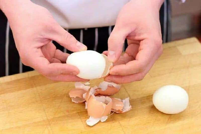 Kennen Sie diesen Trick mit der Nadel, mit dem Sie gekochte Eier im Handumdrehen schälen können?