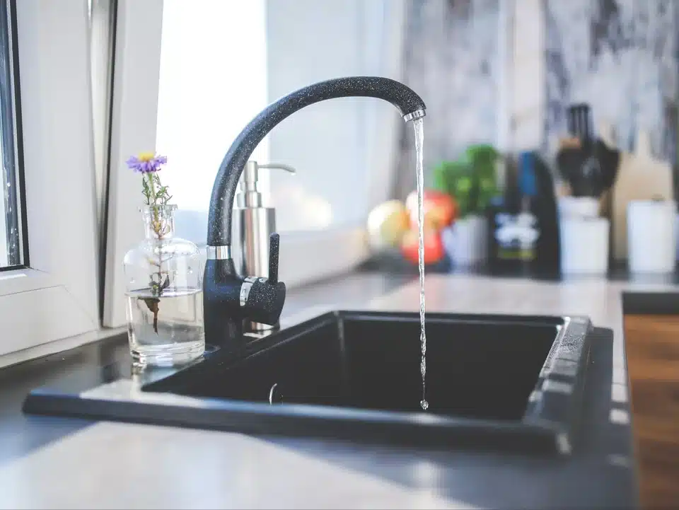 Die meisten von uns machen diesen Fehler beim Reinigen von Granitspülbecken