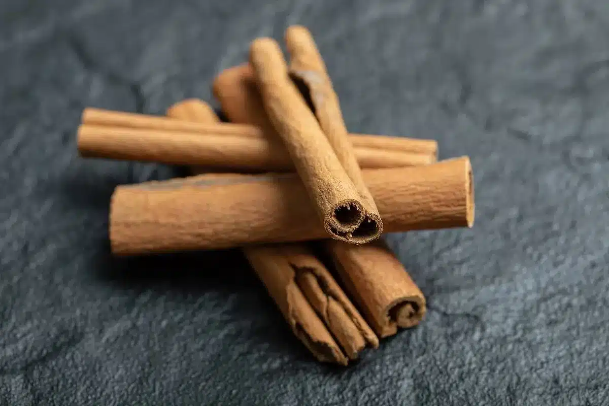 Nehmen Sie Zimt und streuen Sie ihn in den Abfluss. So werden Sie dieses wiederkehrende Problem sofort los.