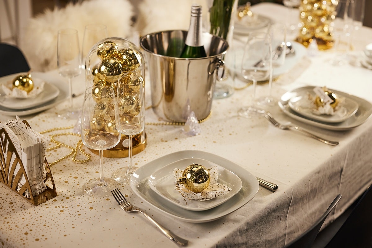Weder weiß noch goldfarben: 5 Trends für die Tischdekoration zum Neujahr 2026