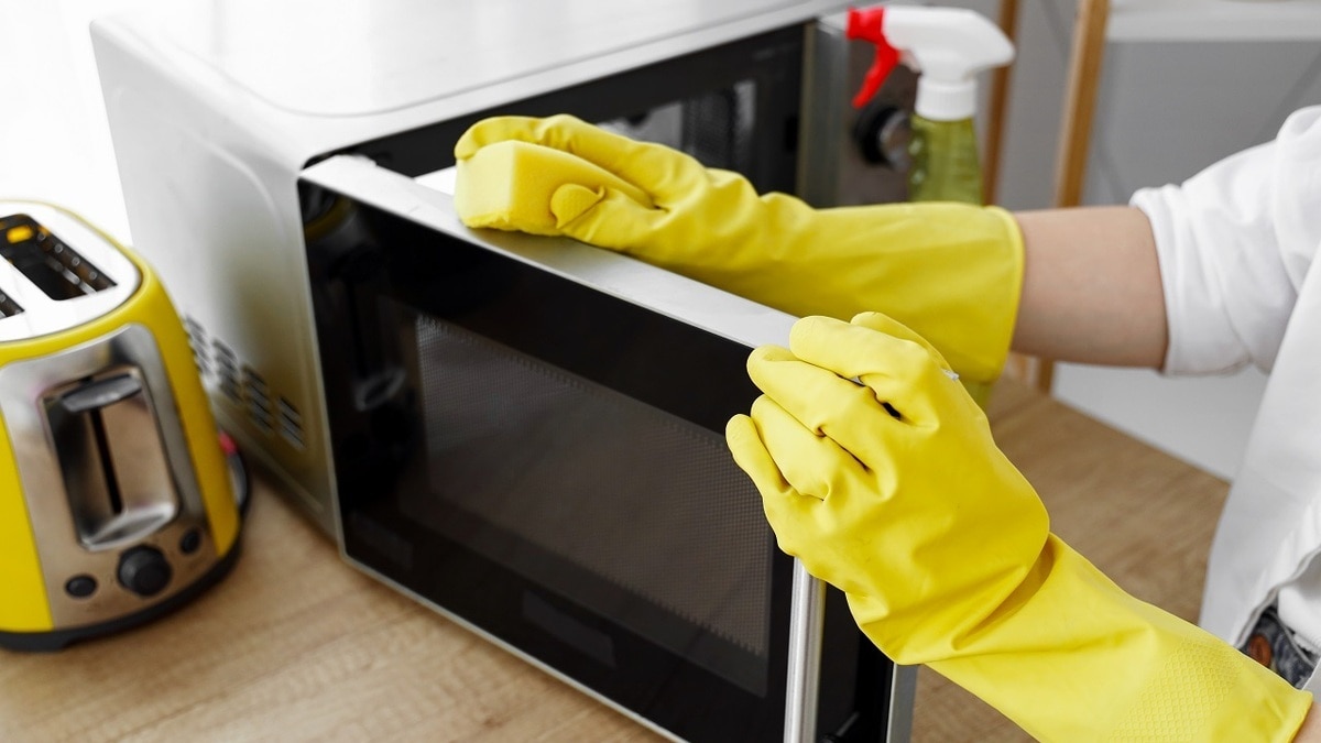 Wie man eine Mikrowelle von altem Fett befreit: Experten empfehlen 4 wirksame Methoden
