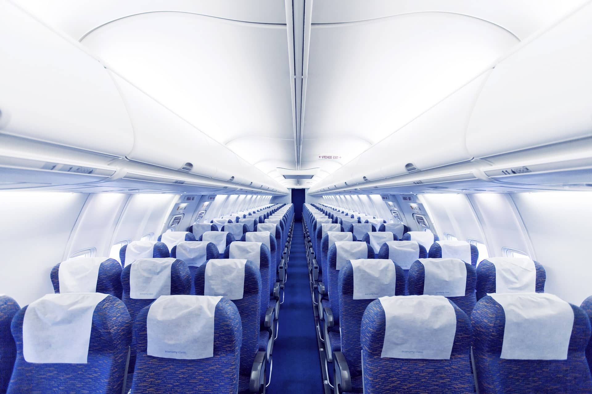 Die Dreiecke an den Flugzeugfenstern sind keine Dekoration: Mit ihnen lässt sich schnell überprüfen, ob mit dem Flug alles in Ordnung ist.