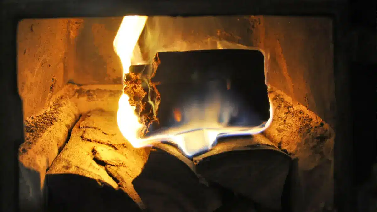 200 Gramm in den Ofen – und der Schornstein ist wie neu: Der Ruß löst sich von selbst, ohne Reinigung und Fachleute