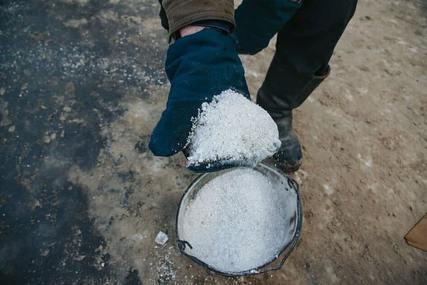 Streuen Sie es anstelle von Salz auf die Pflastersteine. Es löst das gesamte Eis auf.