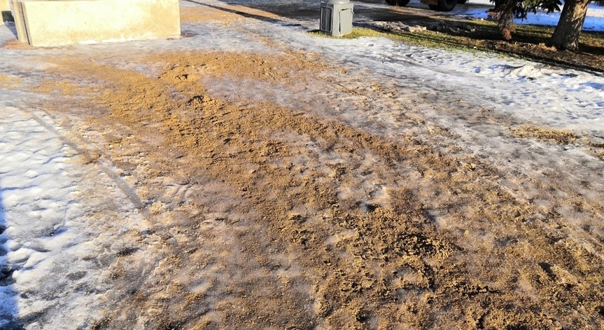 Streuen Sie es anstelle von Salz auf die Pflastersteine. Es löst das gesamte Eis auf.