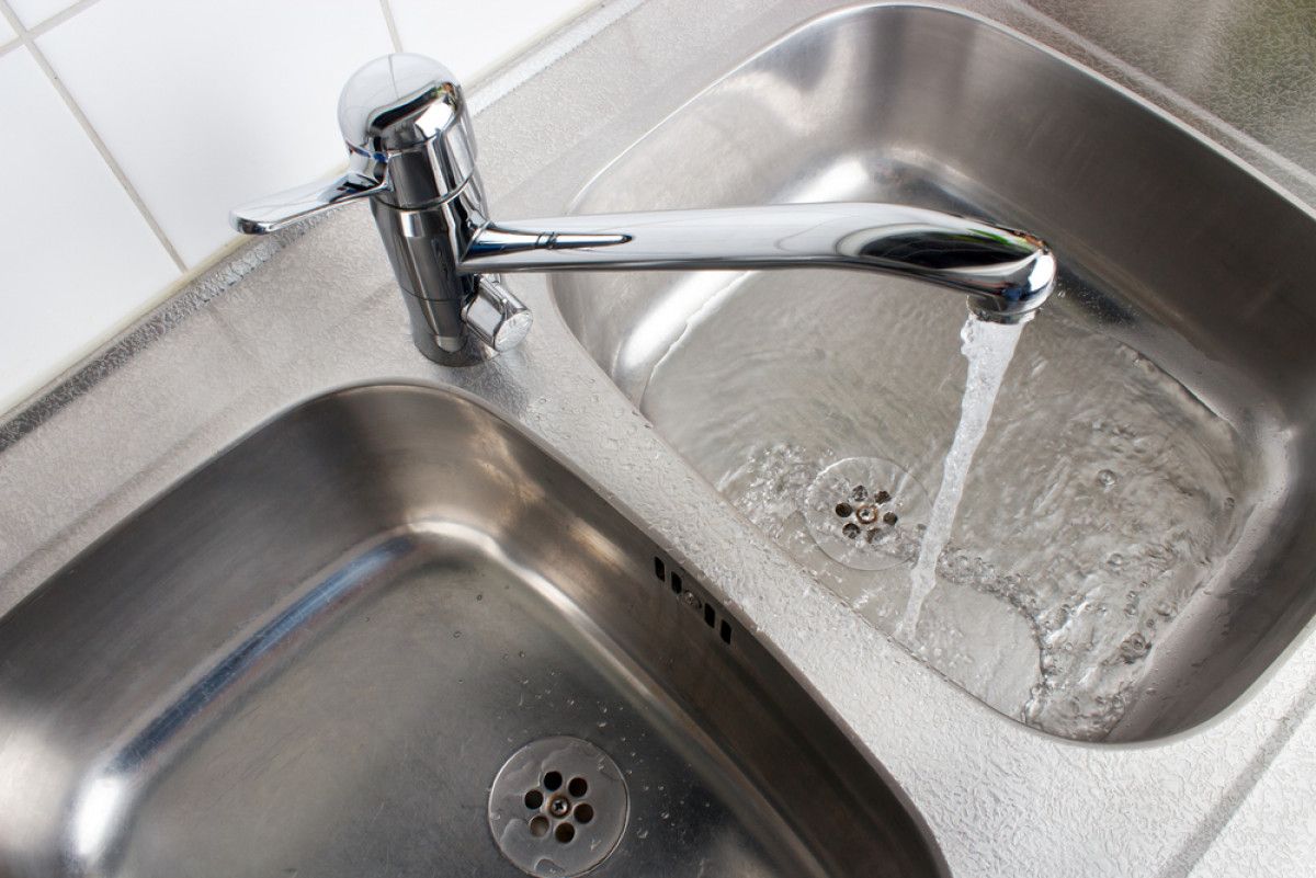 Ich habe 1 Esslöffel in 200 ml Wasser gegeben – das Waschbecken wurde sauber und der unangenehme Geruch verschwand.