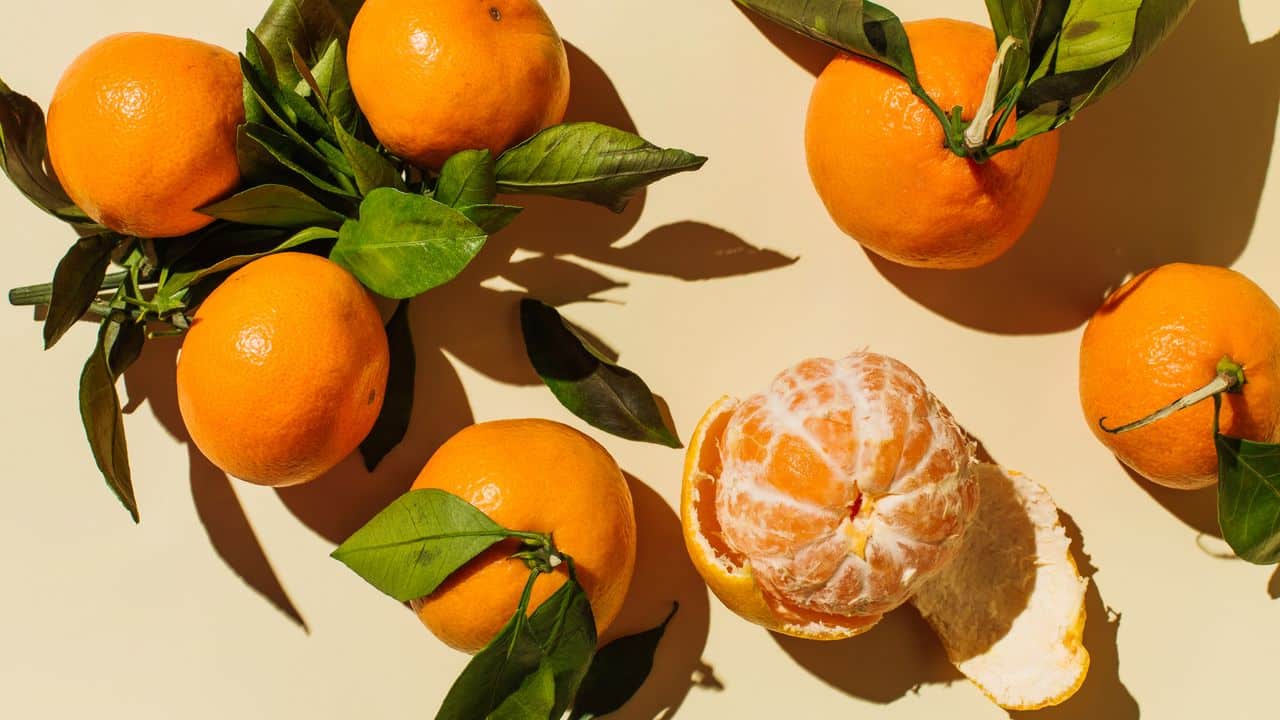 Mandarinen-, Orangen- und Zimtschalen kochen: Warum wird das empfohlen und wozu dient es?