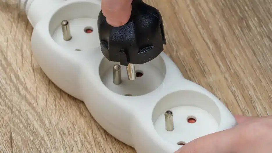 Schließen Sie das Gerät auf keinen Fall an eine Verlängerungsschnur an. Der Elektriker warnt