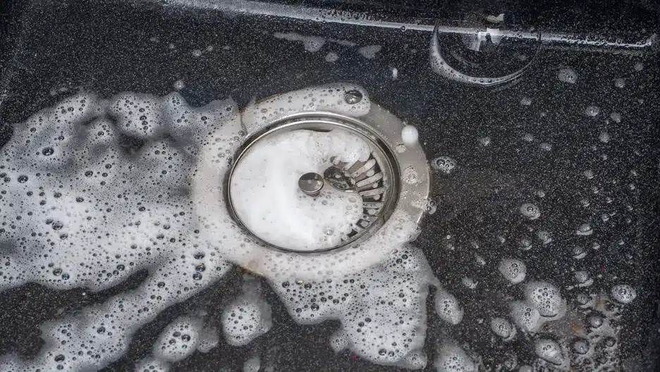 Geben Sie 4 Esslöffel in den verstopften Abfluss. Dadurch werden die Rohre gereinigt und das Wasser fließt blitzschnell ab. Methode zur Beseitigung einer Verstopfung im Waschbecken