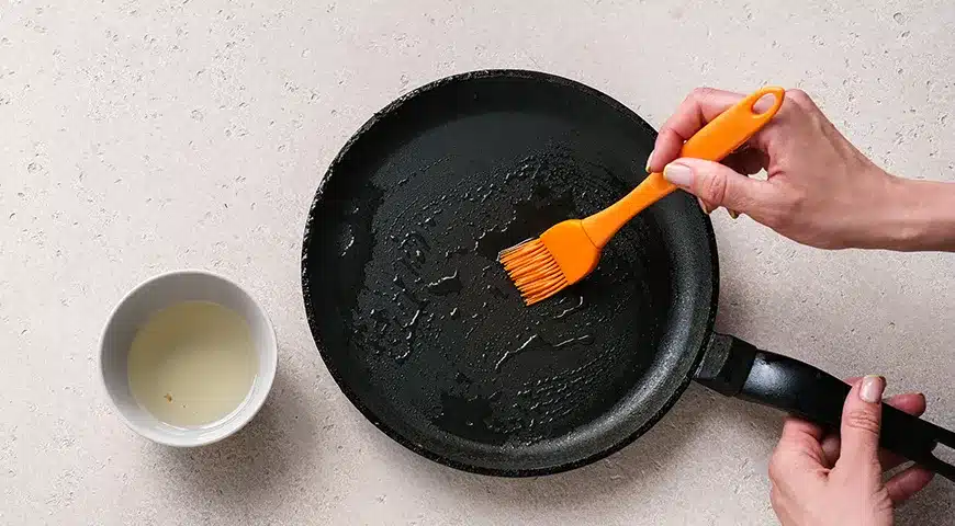 Warum erfahrene Hausfrauen die Pfanne vor dem Braten mit Essig einfetten: ein alter Küchentrick