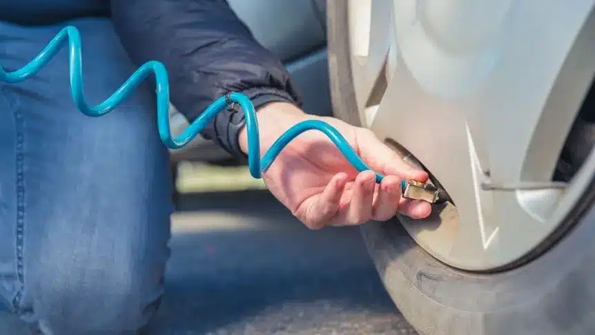 Häufiger Fehler beim Aufpumpen der Autoreifen vor einer langen Fahrt