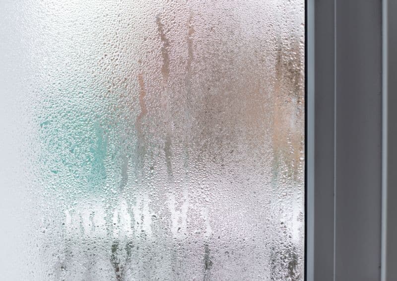 Eine Schüssel mit Salz und ein paar Lorbeerblätter. Das ist die effektivste Methode, um ein weit verbreitetes Winterproblem zu lösen