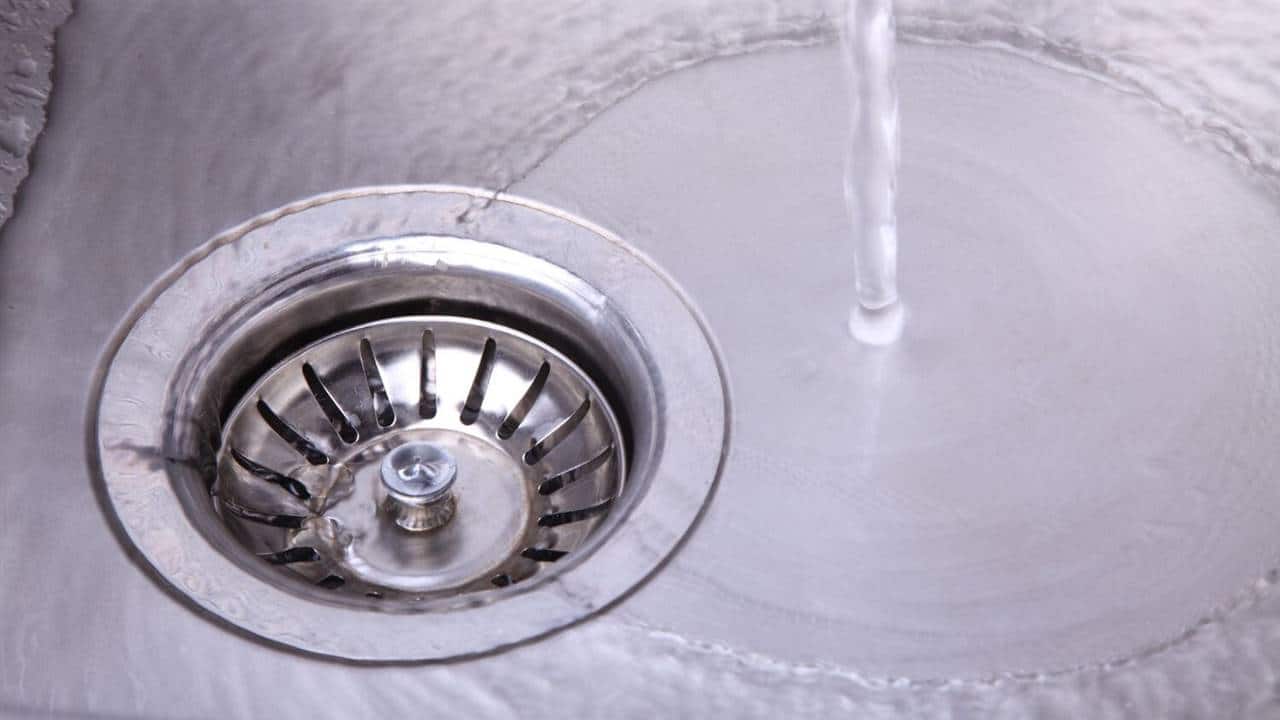 Geben Sie 4 Esslöffel in den verstopften Abfluss. Dadurch werden die Rohre gereinigt und das Wasser fließt blitzschnell ab. Methode zur Beseitigung einer Verstopfung im Waschbecken