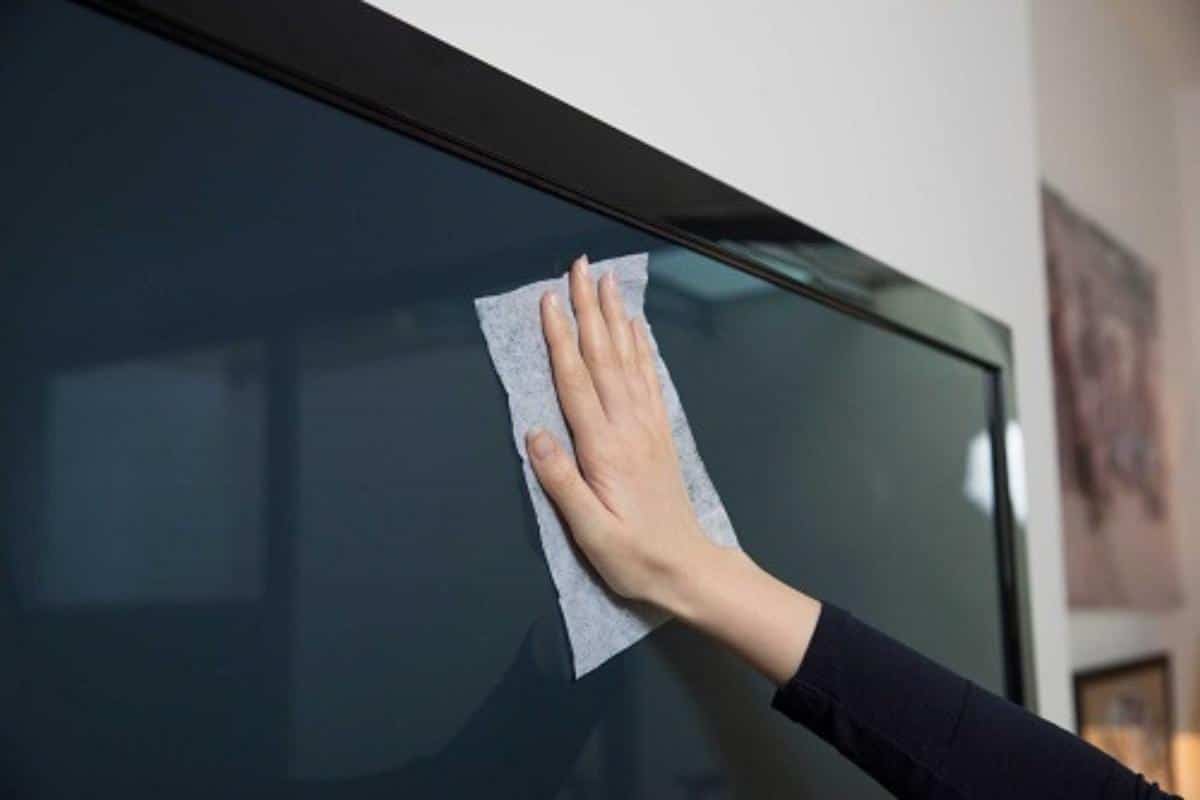Befeuchten Sie ein Tuch und wischen Sie den Fernsehbildschirm ab. Hausmittel zum Entfernen von Streifen und Fettflecken