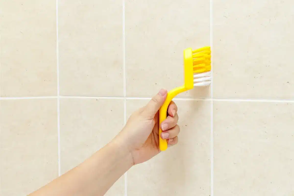 Schwarze Fugen? So bringen Sie sie wieder auf Vordermann