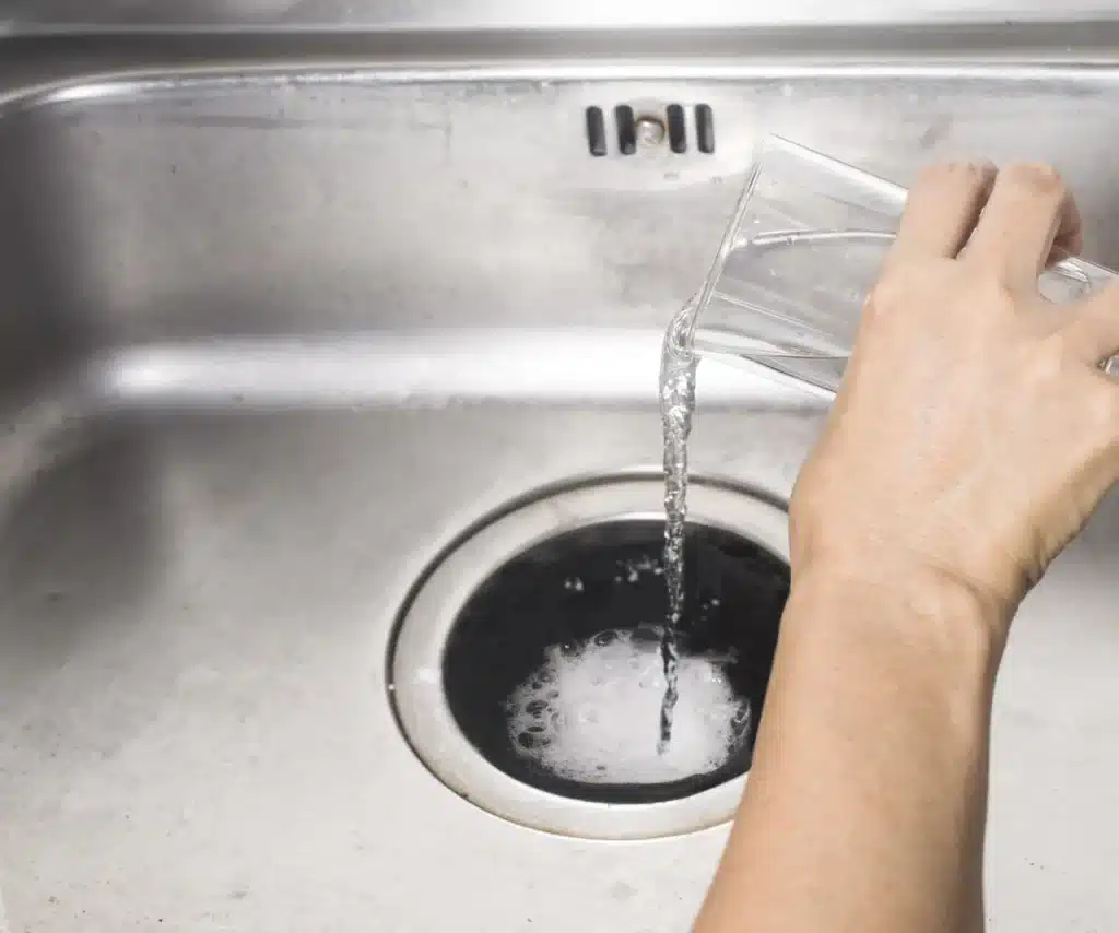 Geben Sie 4 Esslöffel in den verstopften Abfluss. Dadurch werden die Rohre gereinigt und das Wasser fließt blitzschnell ab. Methode zur Beseitigung einer Verstopfung im Waschbecken