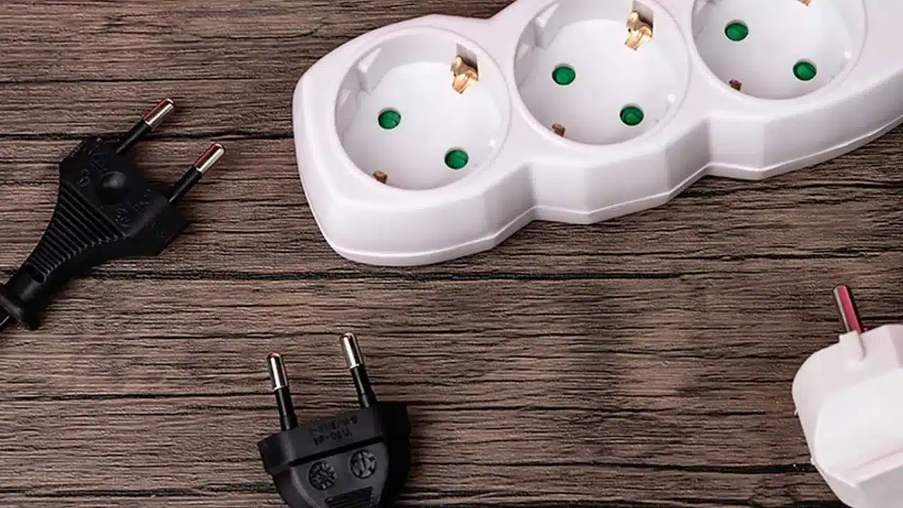 Schließen Sie das Gerät auf keinen Fall an eine Verlängerungsschnur an. Der Elektriker warnt