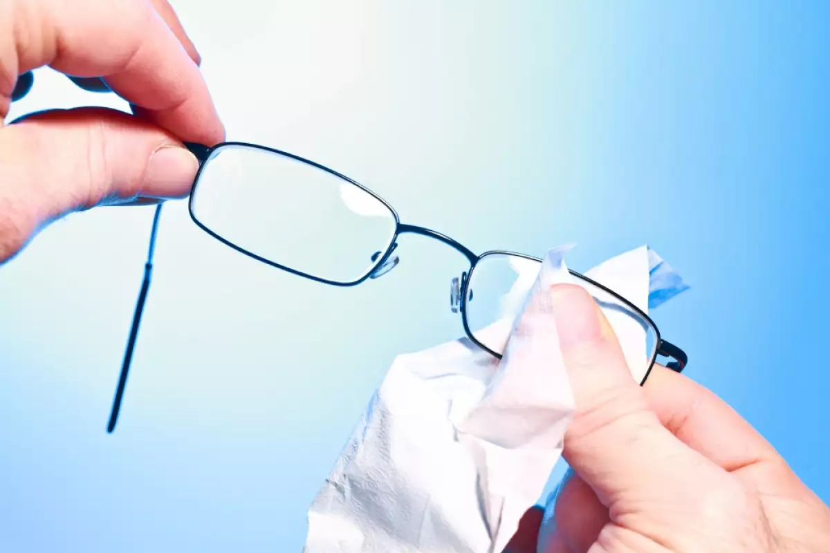 Wie kann man Brillen zu Hause polieren und ihre Transparenz wiederherstellen, ohne sie zu beschädigen?