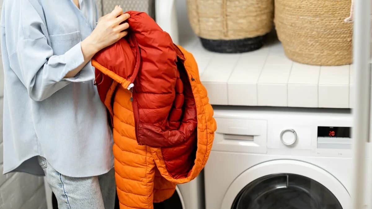 Wie man einen verschmutzten Kragen einer Daunenjacke ohne Waschen mühelos reinigt: Ich habe zwei preiswerte Mittel getestet und das beste für mich gefunden