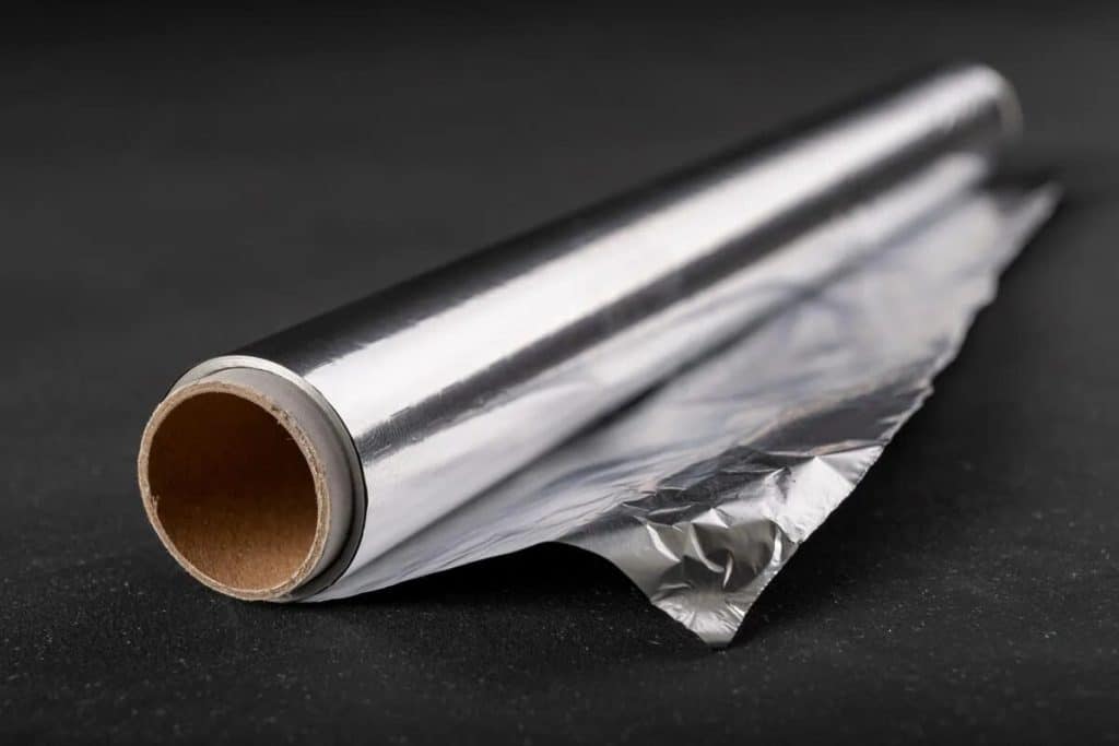 Wir alle glauben zu wissen, wie man sie verwendet… aber Aluminiumfolie hat zwei verschiedene Funktionen, je nachdem, ob sie glänzend oder matt ist.