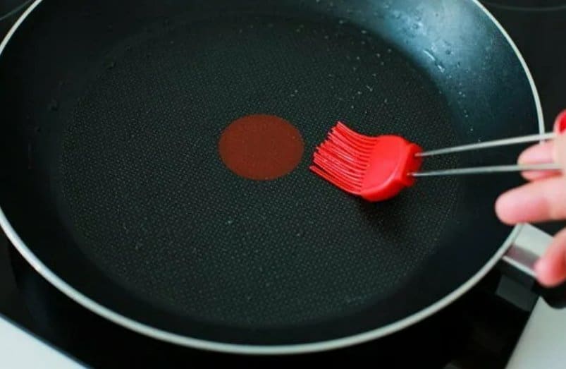 Warum erfahrene Hausfrauen die Pfanne vor dem Braten mit Essig einfetten: ein alter Küchentrick