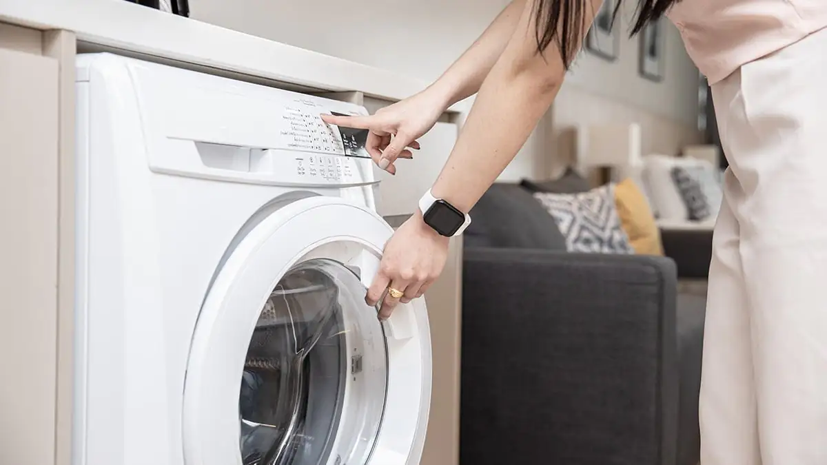 Lassen Sie Ihre Waschmaschine an die Steckdose angeschlossen? Elektriker erklären, was passieren kann