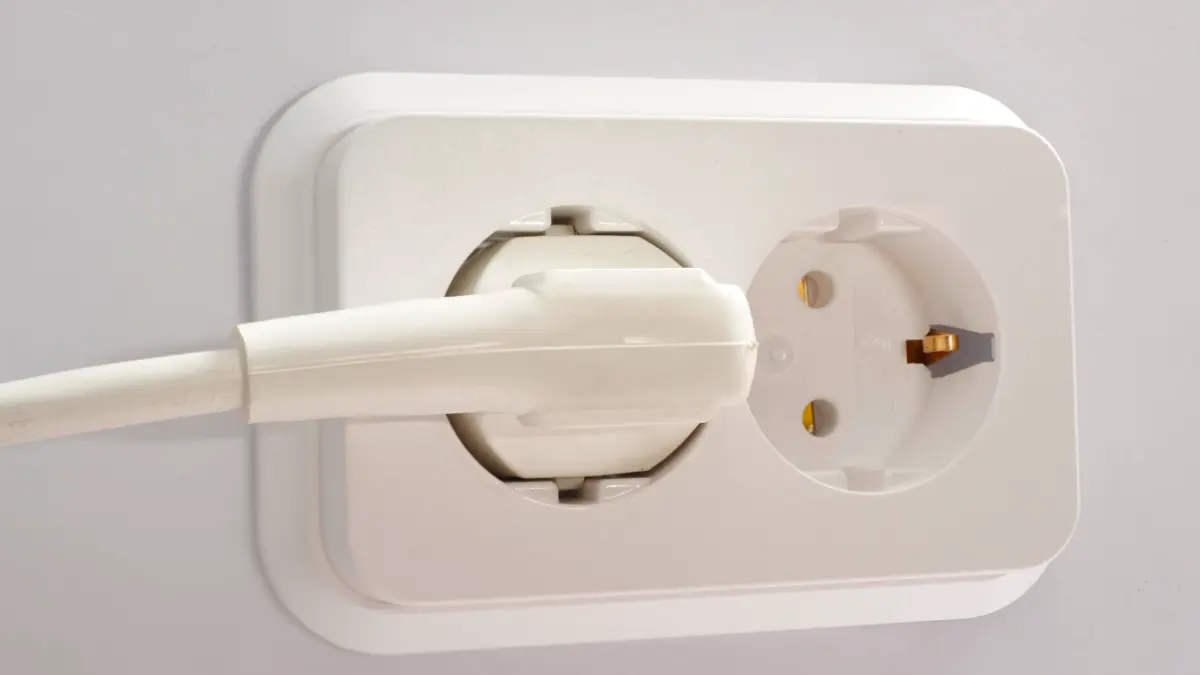 Lassen Sie Ihre Waschmaschine an die Steckdose angeschlossen? Elektriker erklären, was passieren kann