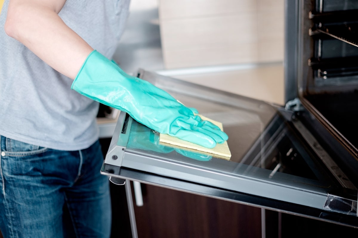 Hören Sie auf, das Glas aus dem Backofen zu entfernen, um es besser reinigen zu können: Dieses kleine selbstgebaute Werkzeug erledigt die ganze Arbeit für Sie!