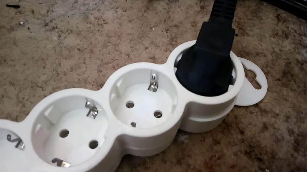 Schließen Sie das Gerät auf keinen Fall an eine Verlängerungsschnur an. Der Elektriker warnt