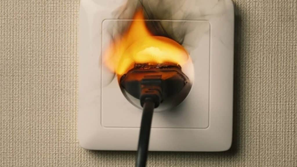 Warum es in der Steckdose zu Funkenbildung kommt: Wie man Gefahren erkennt und Brände verhindert