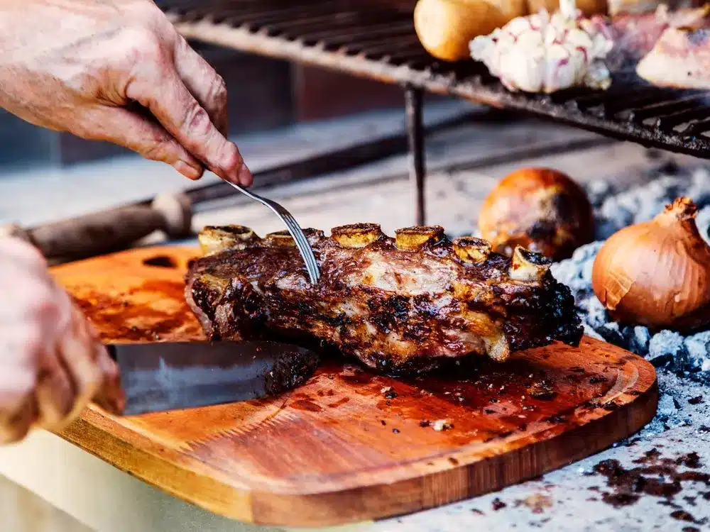 Weder Zitrone noch Senf: Eine Würzmischung, die Grillfleisch zarter und leichter schneidbar macht.