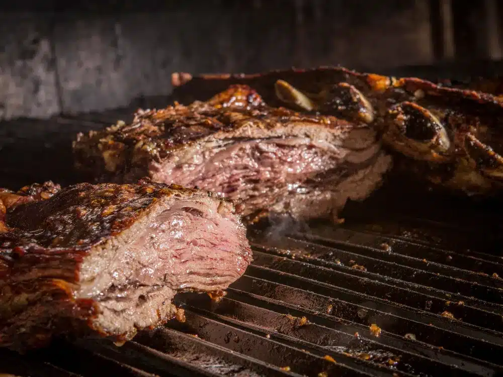 Weder Zitrone noch Senf: Eine Würzmischung, die Grillfleisch zarter und leichter schneidbar macht.