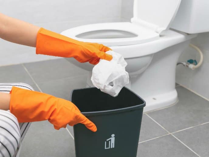 Zu spät habe ich verstanden, warum man Toilettenpapier nicht in die Toilette werfen darf.