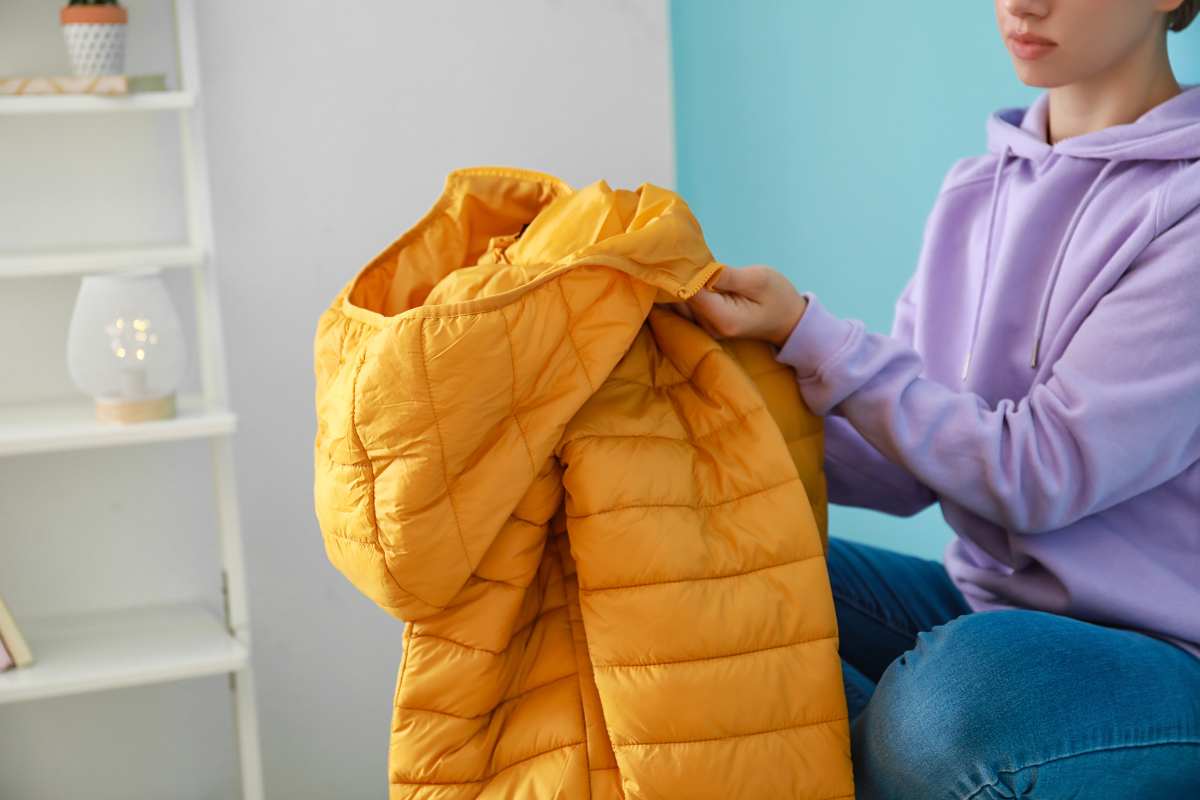 Geben Sie 4 Tropfen hinzu und legen Sie die Jacke in die Trommel. Die Daunenjacke wird wie neu sein, ohne zerknitterte Daunen und muffigen Geruch.