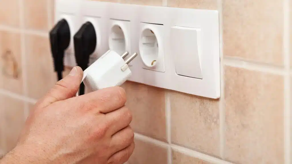 Elektrogeräte sollten nach Gebrauch immer aus der Steckdose gezogen werden, um Brände zu vermeiden.