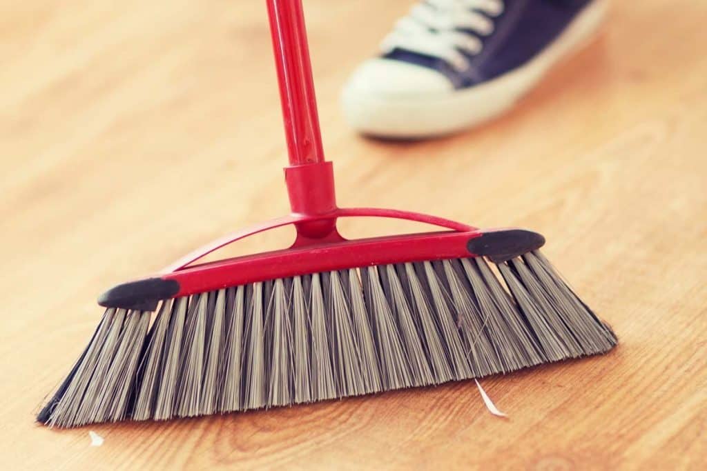 Besprühen Sie den Besen mit Essig und Wasser: Warum ist dies vor dem Putzen empfehlenswert und wozu dient es?