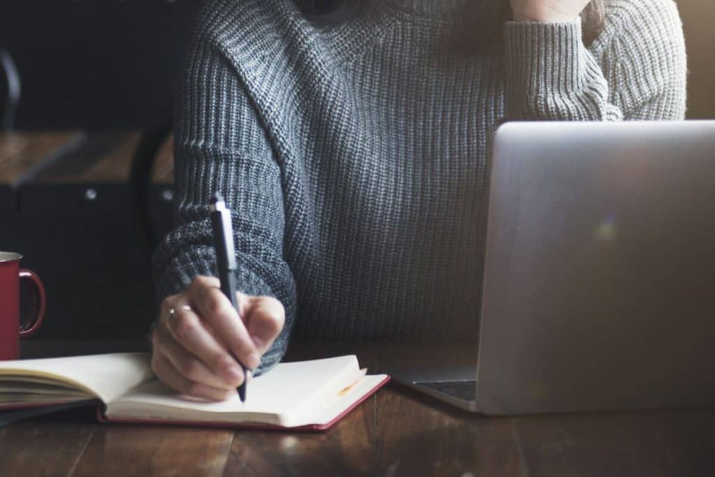 Wie man das Jahr verbringen sollte, laut Psychologen: „Das Aufschreiben und Verbrennen seiner Emotionen hilft, das Gehirn neu zu starten.“