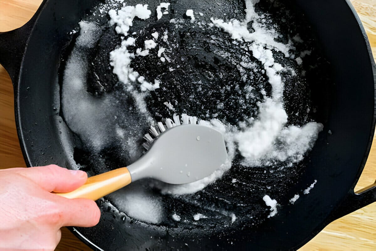 Wie reinigt man einen angebrannten Topf oder eine angebratene Pfanne? Wirksame Methoden aus der Küche