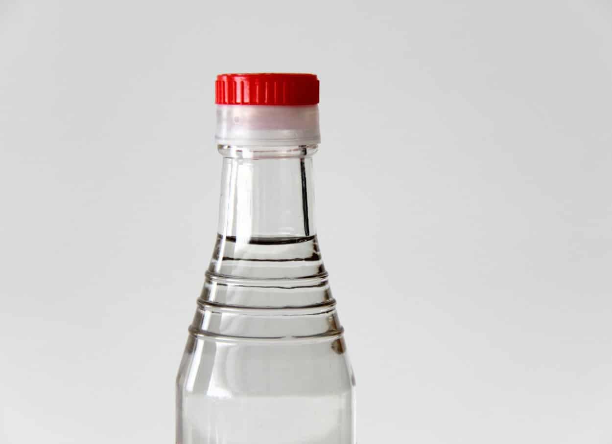 Wasser- und Essigflaschen auf dem Balkon aufhängen: Warum ist das empfehlenswert und wozu dient es?