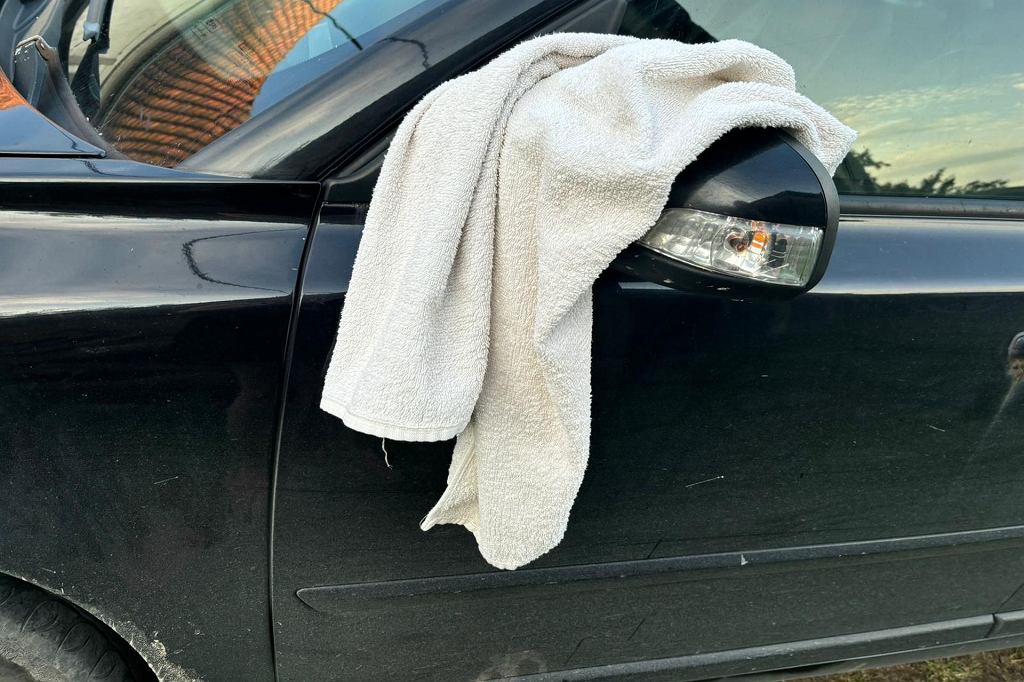 Vernachlässigen Sie nicht das weiße Handtuch am Spiegel. Es verbirgt ein wichtiges Signal für andere Fahrer und Rettungsdienste