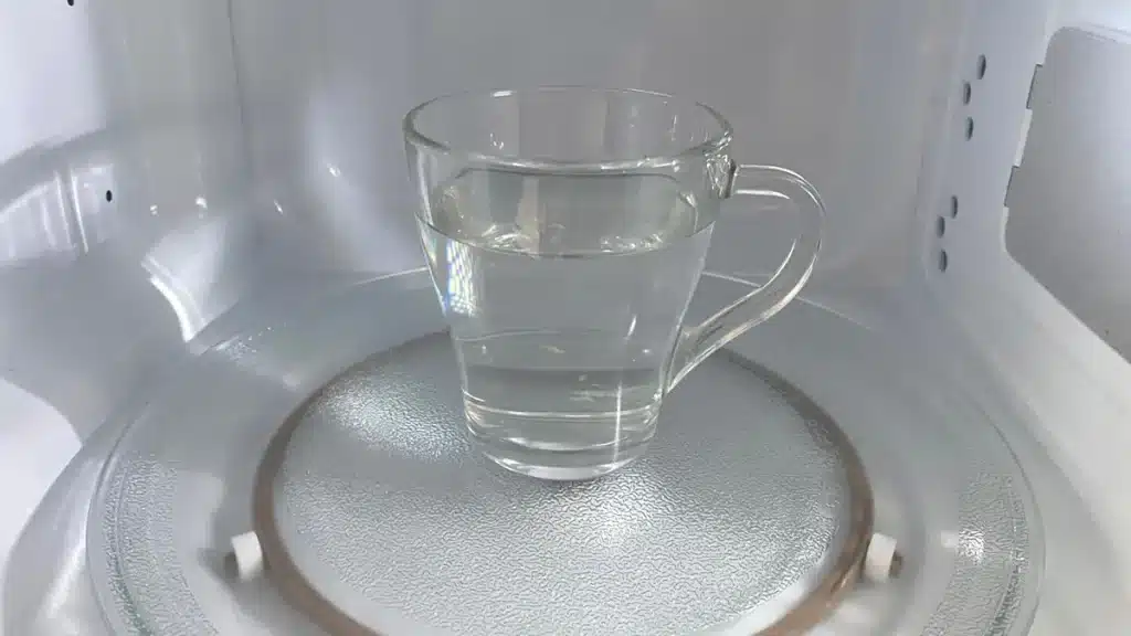 Nur wenige Menschen wissen, dass das Erhitzen von Wasser oder Milch in der Mikrowelle unerwünscht sein kann