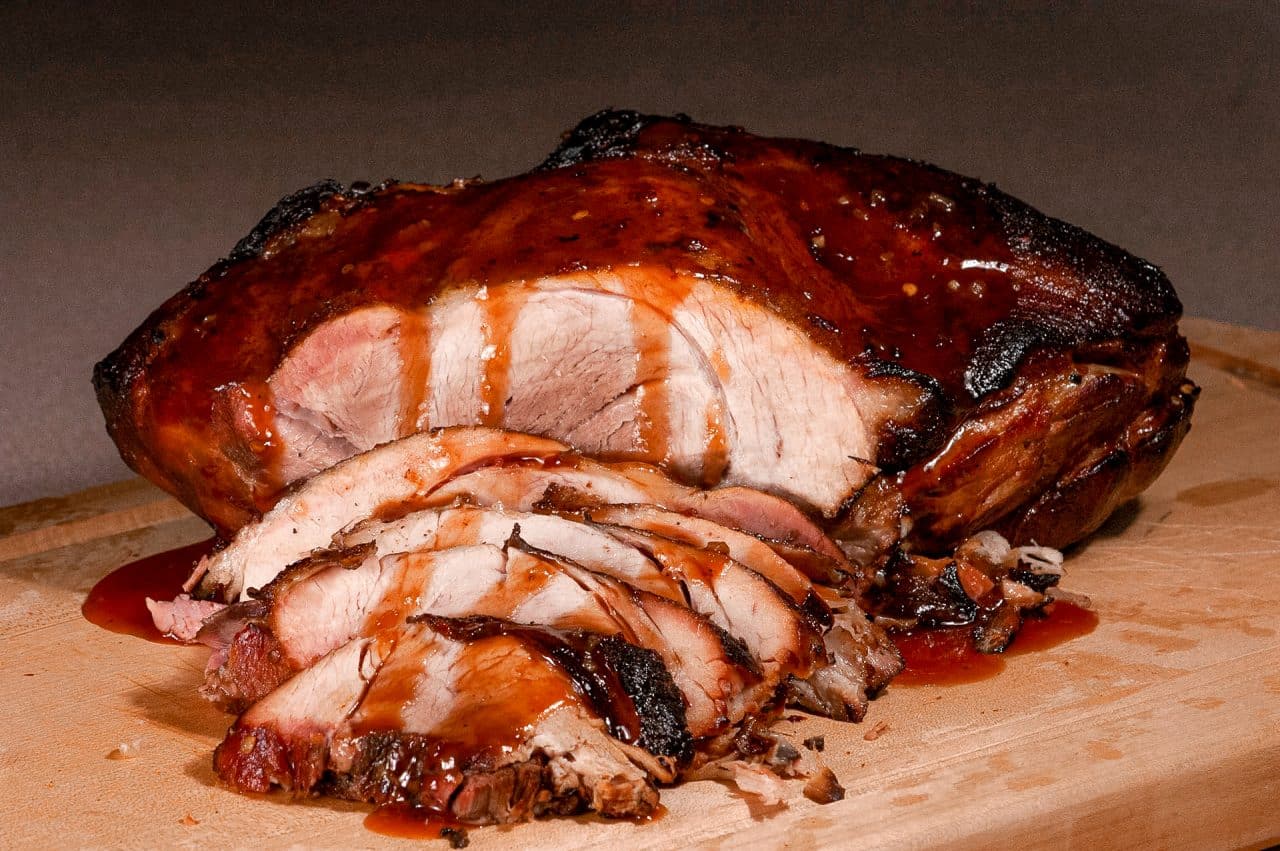 Schweinefleisch in Honigglasur mit Knoblauchsauce: das perfekte Weihnachtsessen