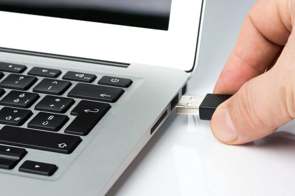 Symbole an USB-Anschlüssen: Wozu dienen sie und warum ist es wichtig, beim Anschließen von Geräten darauf zu achten?