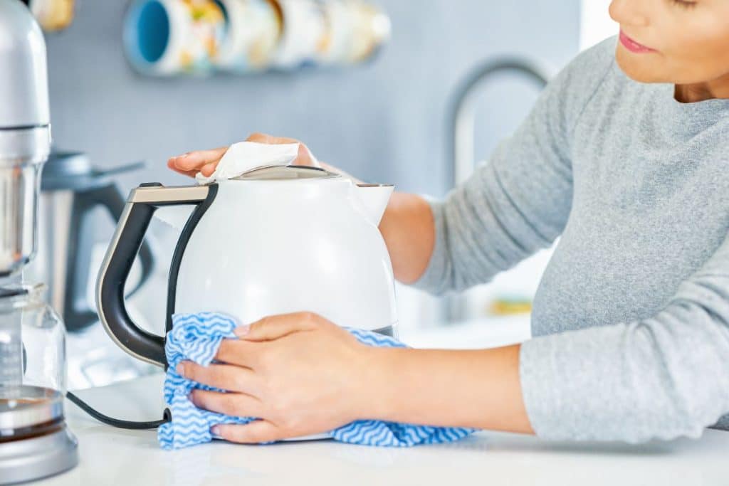 Anstelle von Essig und Backpulver füge ich dieses günstige Pulver hinzu. Der Kalk verschwindet wie durch Zauberei aus dem Wasserkocher.