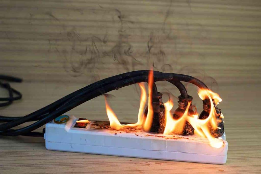 Weder Toaster noch Wasserkocher: Vor der Abreise in den Urlaub müssen Elektrogeräte unbedingt aus der Steckdose gezogen werden, um Brände zu vermeiden.