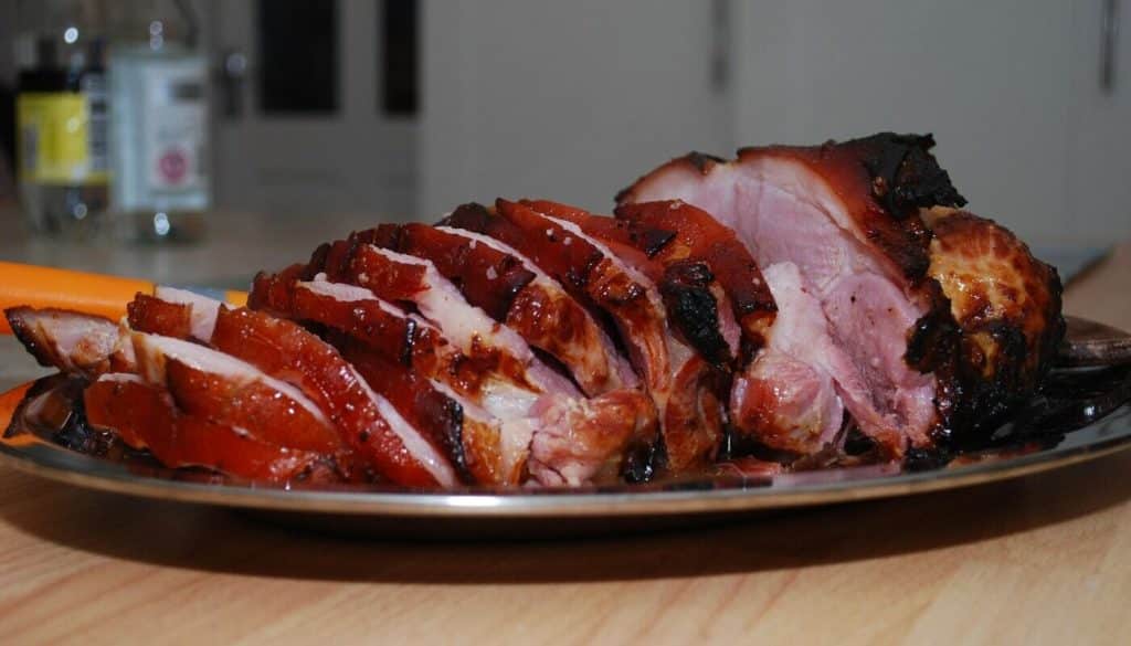 Schweinefleisch in Honigglasur mit Knoblauchsauce: das perfekte Weihnachtsessen