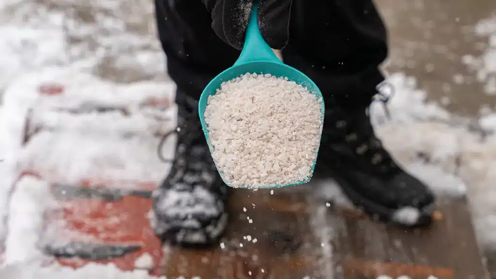 Streuen Sie Salz auf die Pflastersteine, damit das Eis schmilzt.