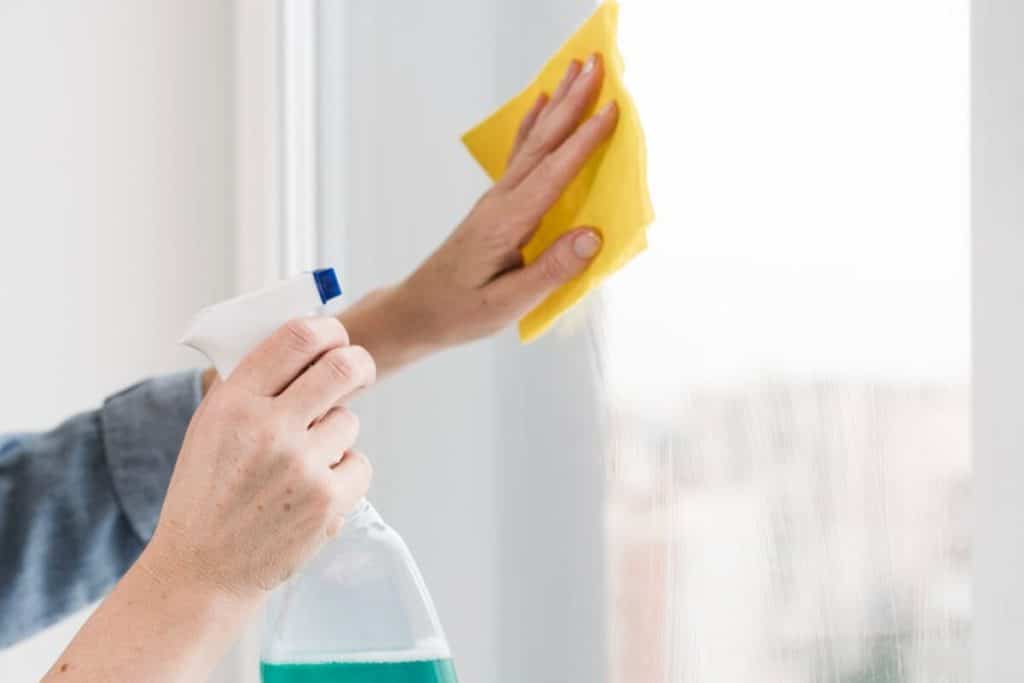 Ein einfacher Trick (den nur wenige kennen), um Kalkablagerungen von der Duschwand zu entfernen: Sie müssen nicht schrubben, und sie wird makellos sauber.